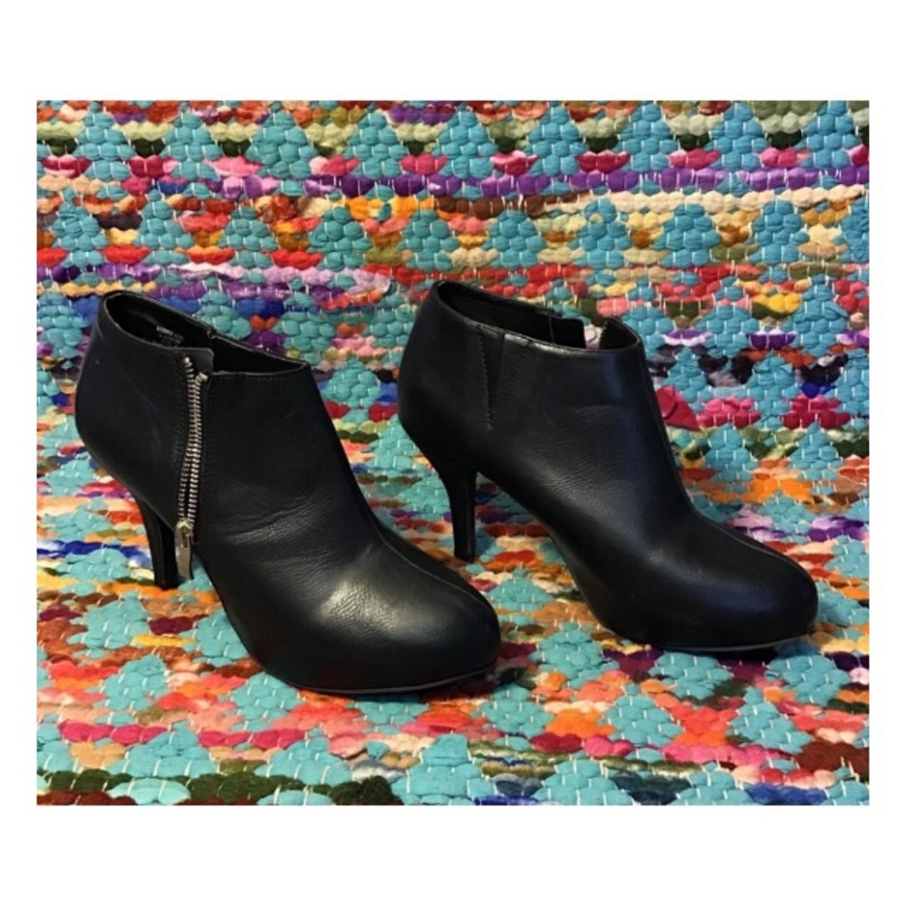 Steve Madden “G-ginger” Black booties.Size 9.